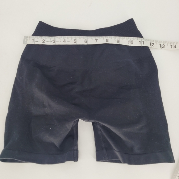 alphalete Athletics black womens Amplify Short 4.5" but scrunch size small - Picture 5 of 8